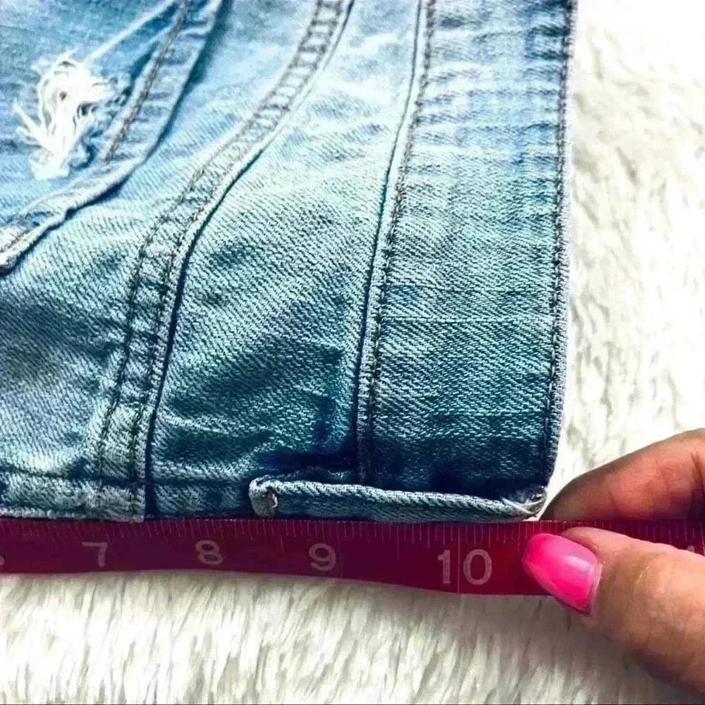 B By‎ Bullhead Med Wash Lowrise Distress Faded Cheeky Raw Hem Jean Shorts Size 9